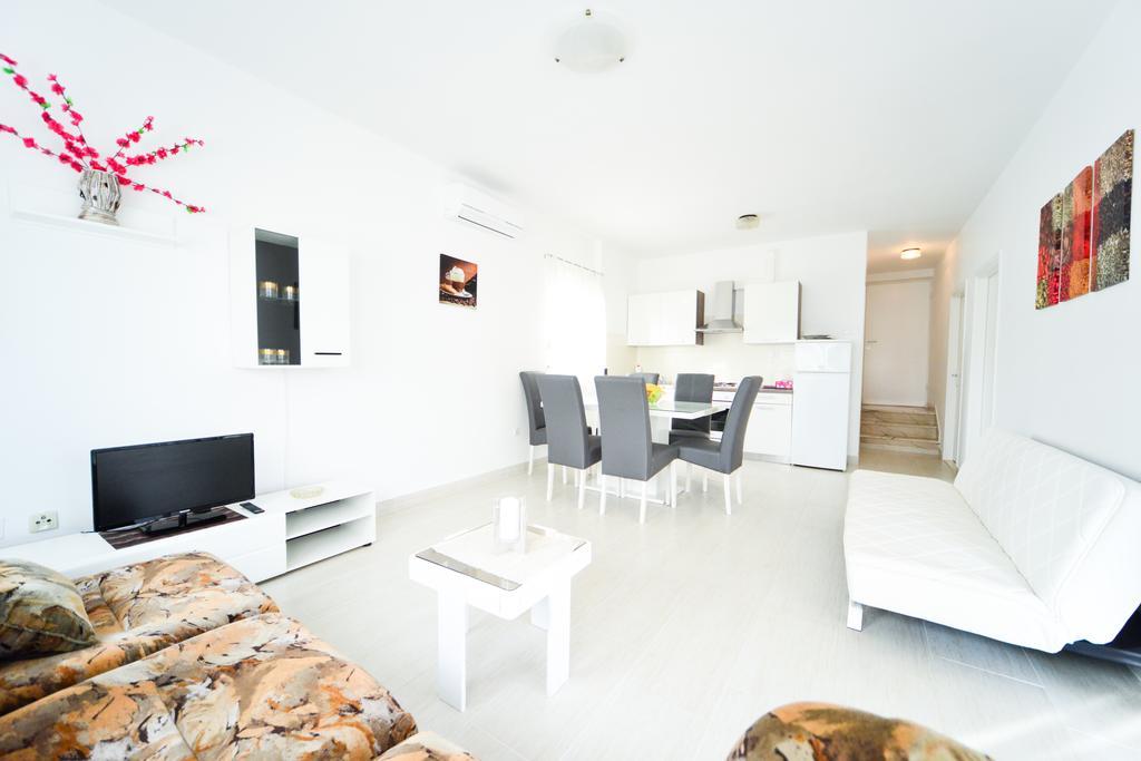 Apartments Valentina ペトルチャネ エクステリア 写真