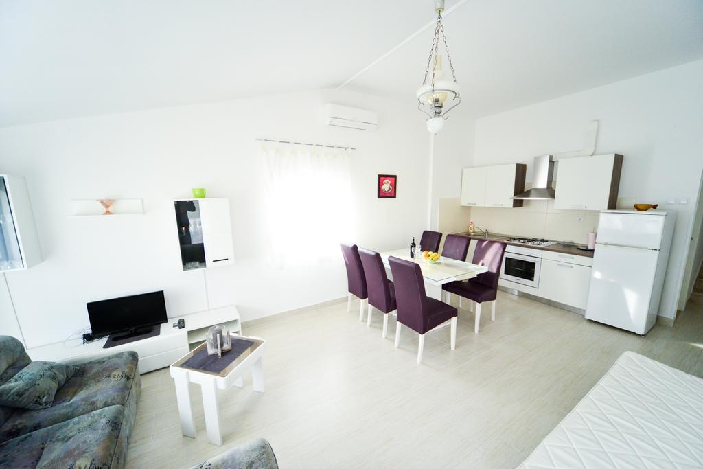 Apartments Valentina ペトルチャネ エクステリア 写真