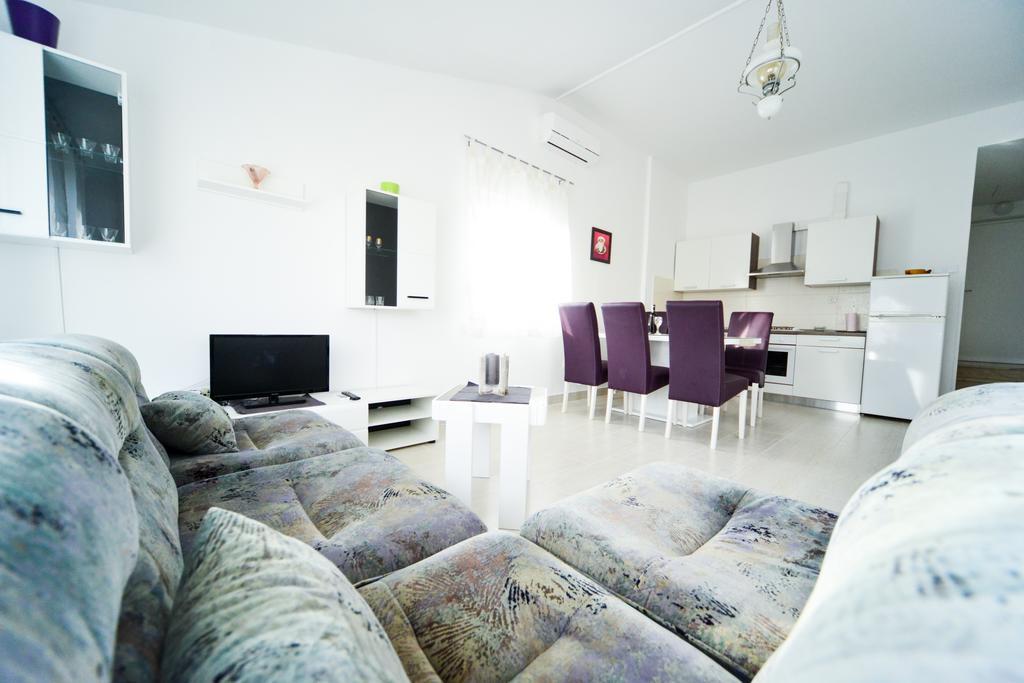 Apartments Valentina ペトルチャネ エクステリア 写真