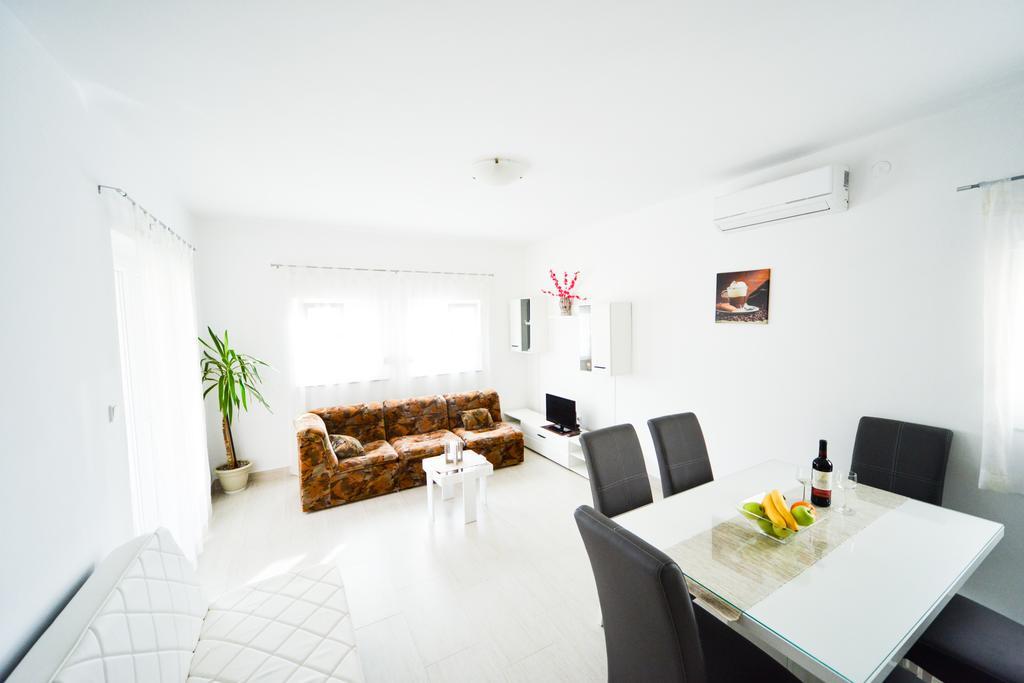 Apartments Valentina ペトルチャネ エクステリア 写真